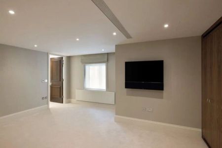 4 bedroom flat in Mayfair - Photo 2