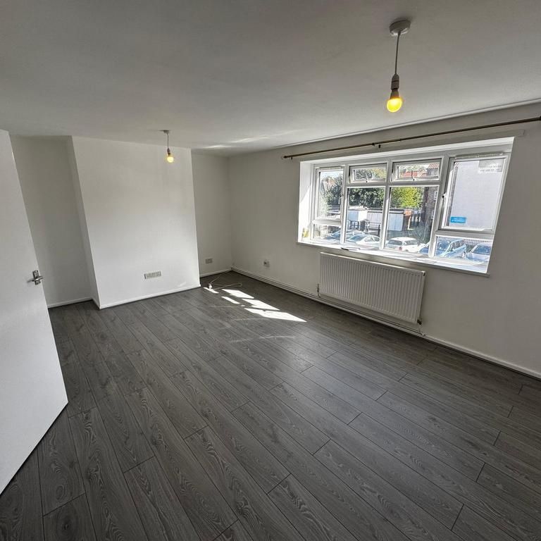 3 bedroom flat to rent - Photo 1