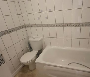 Terraced House to rent on - Photo 5