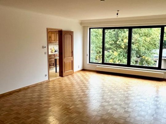 Prachtig gelegen appartement met lift, 2 slpk, terras, berging en autostaanplaats - Photo 1