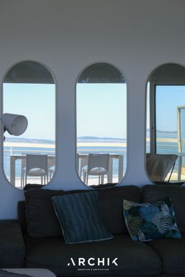 Architecture de 1970, cet immeuble accueille en son 4ème et dernier étage avec ascenseur, un appartement traversant de 100 m2 et sa terrasse de 60 m2, offrant une vue panoramique sur le Bassin et la presqu'île du Cap Ferret. - Photo 1