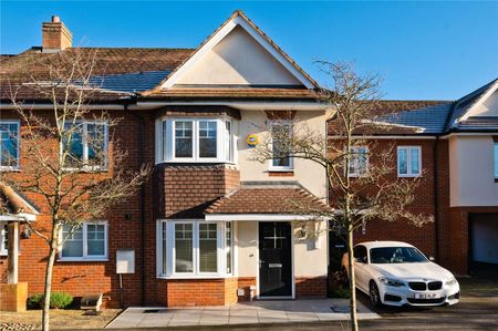 A well-presented 3 bedroom terrace family house in a popular cul de sac location, in close proximity to Hinchley Wood parade & station. - Photo 2