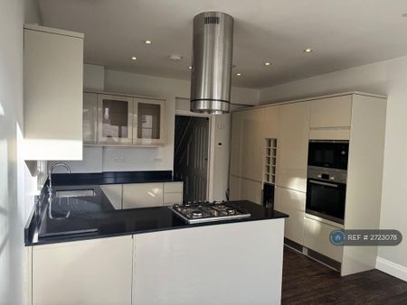 3 bedroom flat to rent - Photo 5