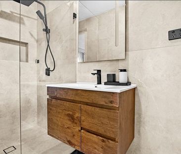 Grand Family Living in a Tranquil Cul-de-Sac - Photo 5