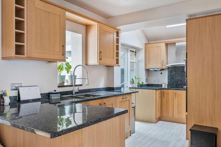 4 bedroom semi-detached house to rent - Photo 5