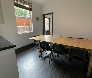 1 bedroom in a house share to rent - Photo 2