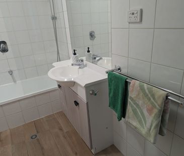 Spacious light filled apartment with bay view/short term available/... - Photo 5