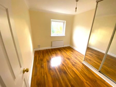 Robin Crescent, Beckton - Photo 2