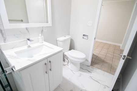 **COZY** 2 Bedroom Main + Den Unit in Welland!! - Photo 4