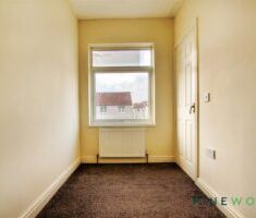 3 BEDROOM House - Terraced - Photo 2