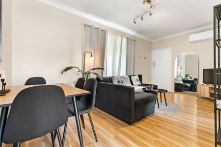 1 bedroom furnished unit in brilliant location - Photo 2