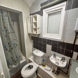 The Avenue, Worcester Park - Photo 2