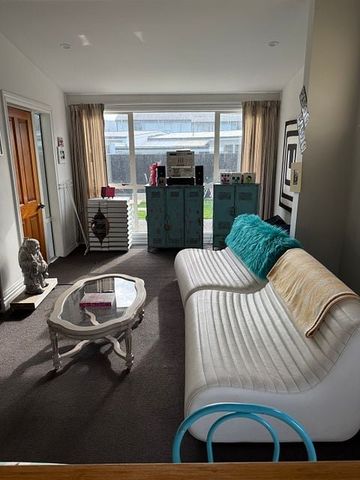 Sunny 2 bdr flat within 4 Avenues - Photo 5