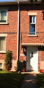 GRAND 5 1/2 RÉNOVE, PRES BORD DE L'EAU, JARDIN, SOUS-SOL ET 1 PARKING INCLUS - Photo 3