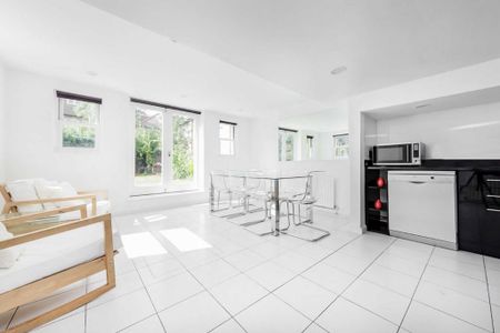 3 bedroom flat to rent - Photo 3