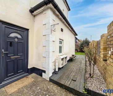 2 bedroom ground floor flat to rent - Photo 4