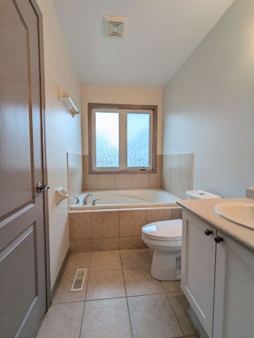 For Lease - 27 Walter Sangster Road, Whitchurch-Stouffville, Ontario - Photo 2