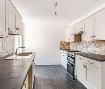 Four bedroom apartment in centre of Arundel High Street - Photo 5