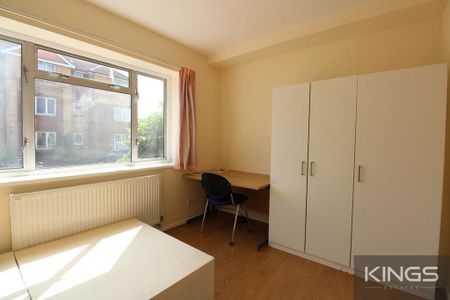 4 bedroom semi-detached house to rent - Photo 3