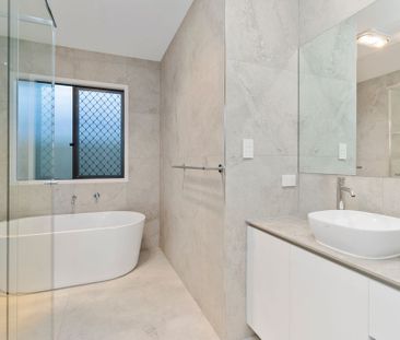 NEAR NEW EXECUTIVE HOME WITH DUCTED AIR CONDITIONING - Photo 2