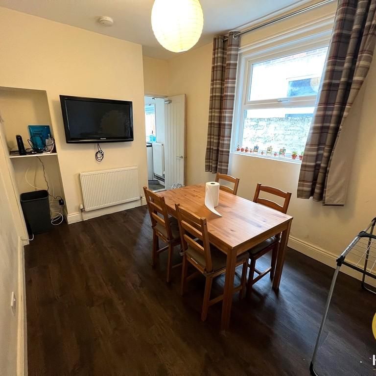 4 bedroom terraced house to rent - Photo 1