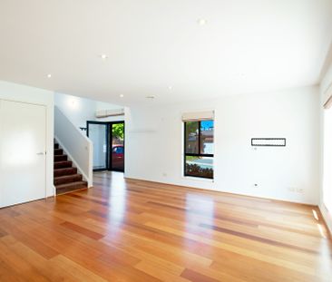 Stunning 2 Storey Townhouse - Photo 5