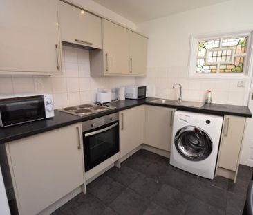 1 bedroom in a house share to rent - Photo 2