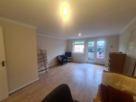 3 bedroom end of terrace house to rent - Photo 5