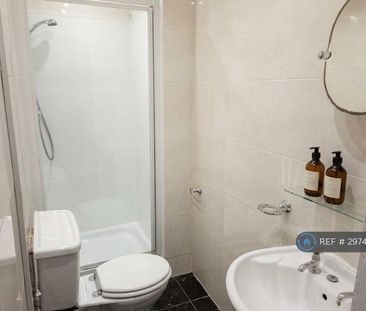 4 bedroom flat to rent - Photo 3