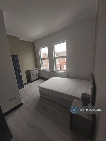 1 bedroom in a house share to rent - Photo 4