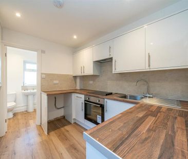 2 bedroom semi-detached house to rent - Photo 6