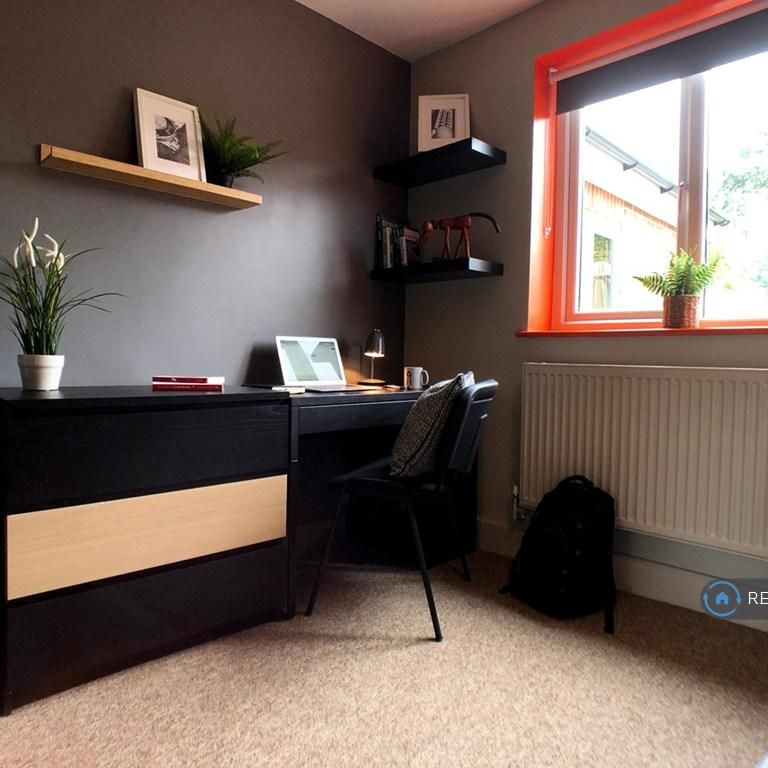 1 bedroom in a house share to rent - Photo 1