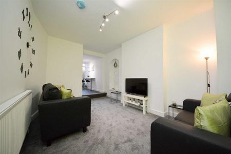 1 bedroom in a house share to rent - Photo 2