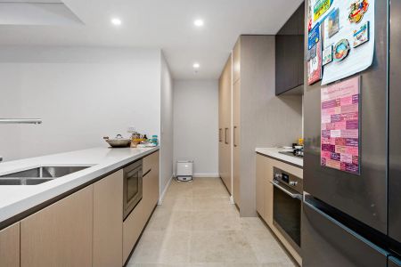 Modern Luxury & Convenience Near-New Apartment with Rooftop Sunset Views - Photo 3