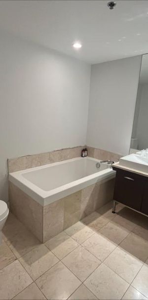 Superbe 4-1/2 - 2 chbres + 2 sdb - 100% meublé - Vieux-Port Vieux-Montréal - 1er Novembre - Photo 1