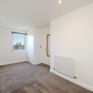 2 bedroom flat in 35 Melliss Avenue - Photo 2