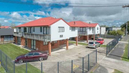 Sunny Upstairs Studio Unit with a Balcony - Photo 3