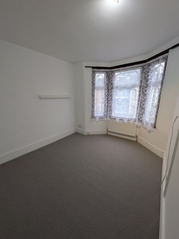 2 Bed Flat, Fanshawe Avenue, IG11 - Photo 2