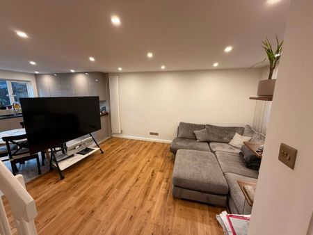 3 Bed End Terrace, Crayford Close, E6 - Photo 2