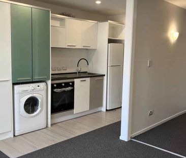 2 Bedroom Modern CBD Apartment ! - Photo 2