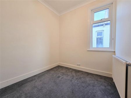 2 bed apartment to rent in Sweyne Avenue, Southend-On-Sea, SS2 - Photo 2