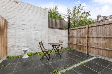 1 week rent free 4 bedroom town house located on a private gated mews - Photo 2