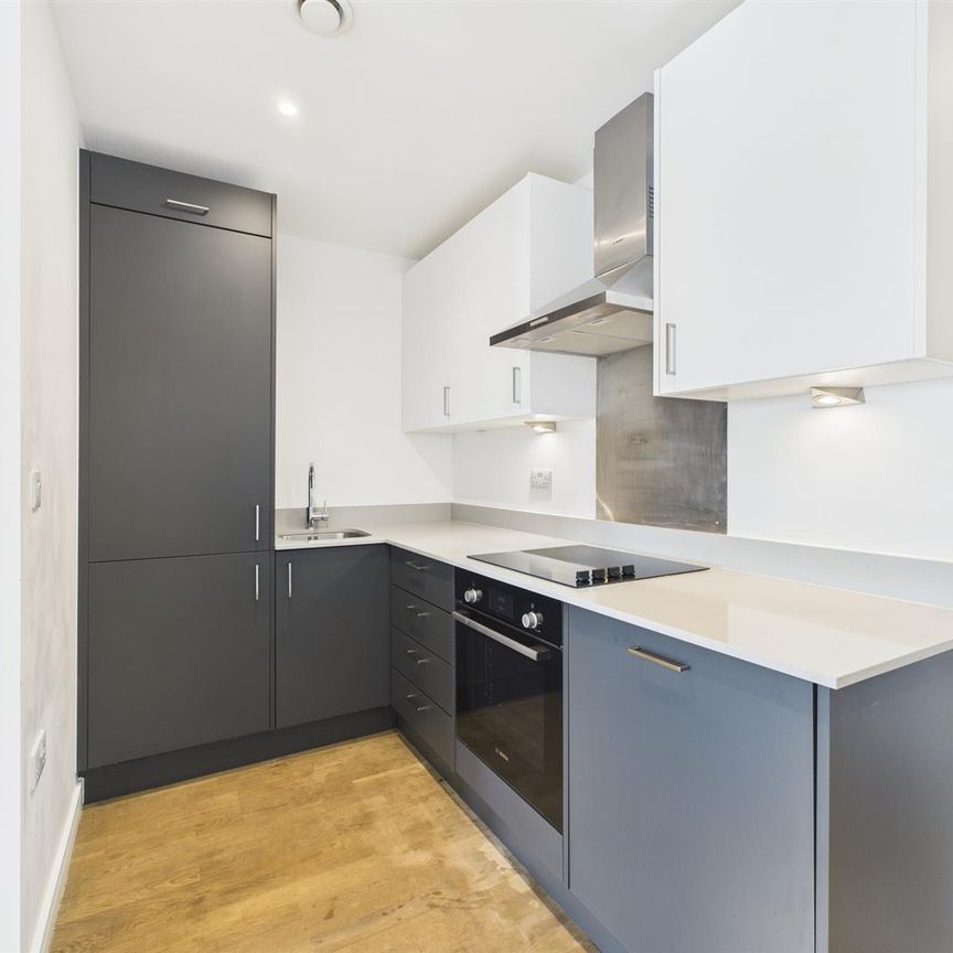 The Broadway, Crawley - Photo 1