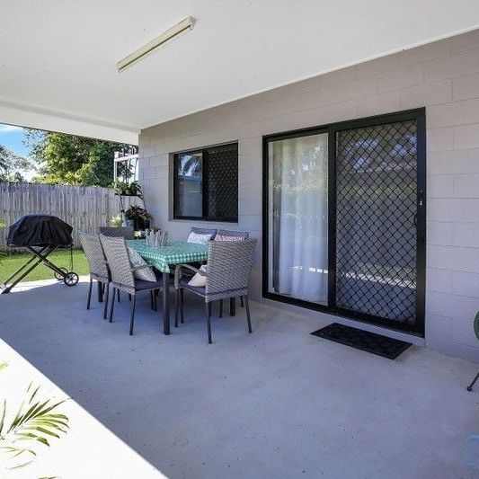 BEACHSIDE LIVING - IMMACULATELY PRESENTED VILLA! - Photo 1