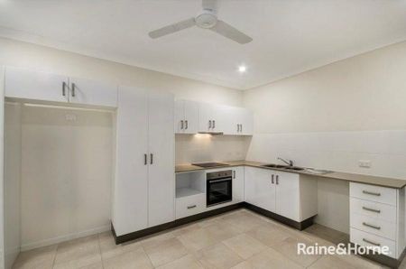 3 bedroom, 2 bathroom home! - Photo 3