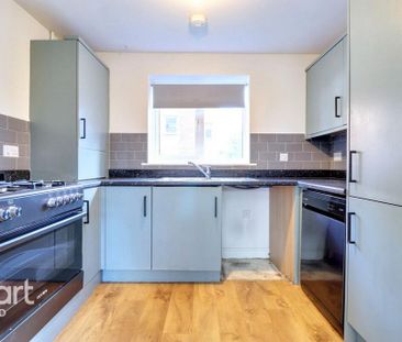 4 bedroom semi-detached house to rent - Photo 3