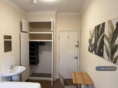 1 bedroom in a flat share to rent - Photo 5