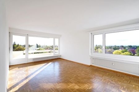 Living in style with a fantastic view - Photo 2