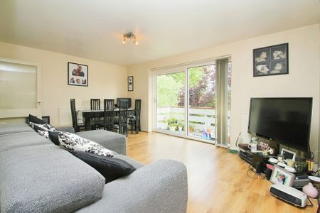 2 bed flat to rent in Laburnum Grove, Langley, SL3 - Photo 2