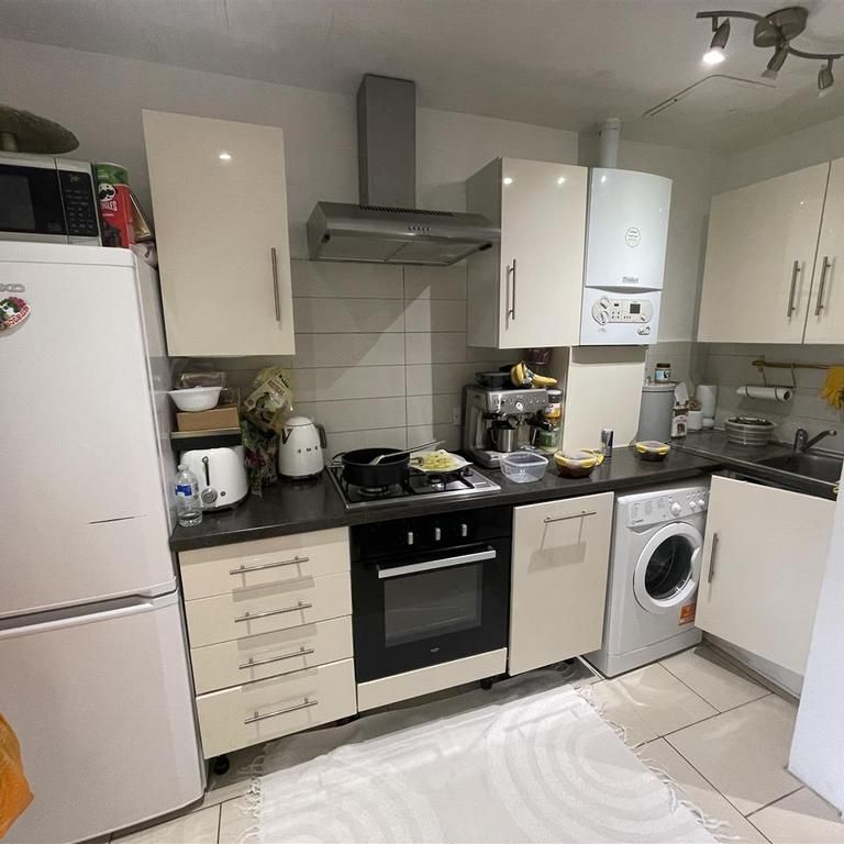 Studio to rent - Photo 1